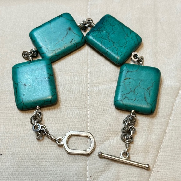 Green Howlite & silver toggle bracelet.  Large rectangular stones. - Picture 5 of 16